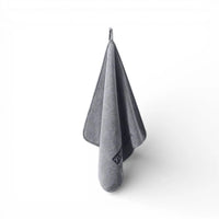 Chiffon microfibre gris de qualité premium suspendu, idéal pour le séchage sans trace des surfaces délicates et l'entretien de l'habitacle avant l'ajout au panier.