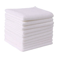 Pile de chiffons en microfibre blancs ultra absorbants pour l'entretien et le nettoyage.