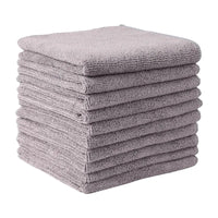 Pile de chiffons en microfibre gris ultra absorbants pour nettoyage et polissage.