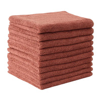 Pile de chiffons en microfibre marron terre cuite ultra absorbants pour tout type de nettoyage.