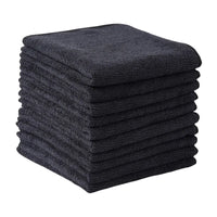 Pile de chiffons en microfibre noir anthracite pour le nettoyage auto et surfaces délicates.