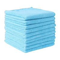 Pile de chiffons en microfibre bleu clair ultra absorbants pour le nettoyage des vitres et surfaces.