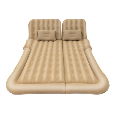 Matelas gonflable de voiture beige à deux compartiments avec oreillers intégrés et rebords de protection latéraux pour un confort optimal à l'arrière d'un véhicule.