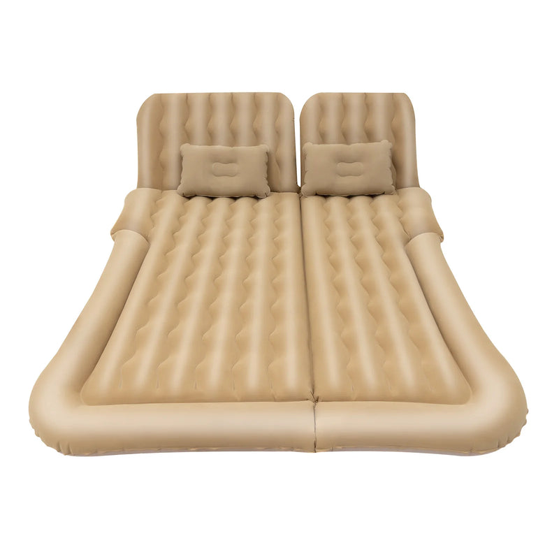 Matelas gonflable de voiture beige à deux compartiments avec oreillers intégrés et rebords de protection latéraux pour un confort optimal à l'arrière d'un véhicule.